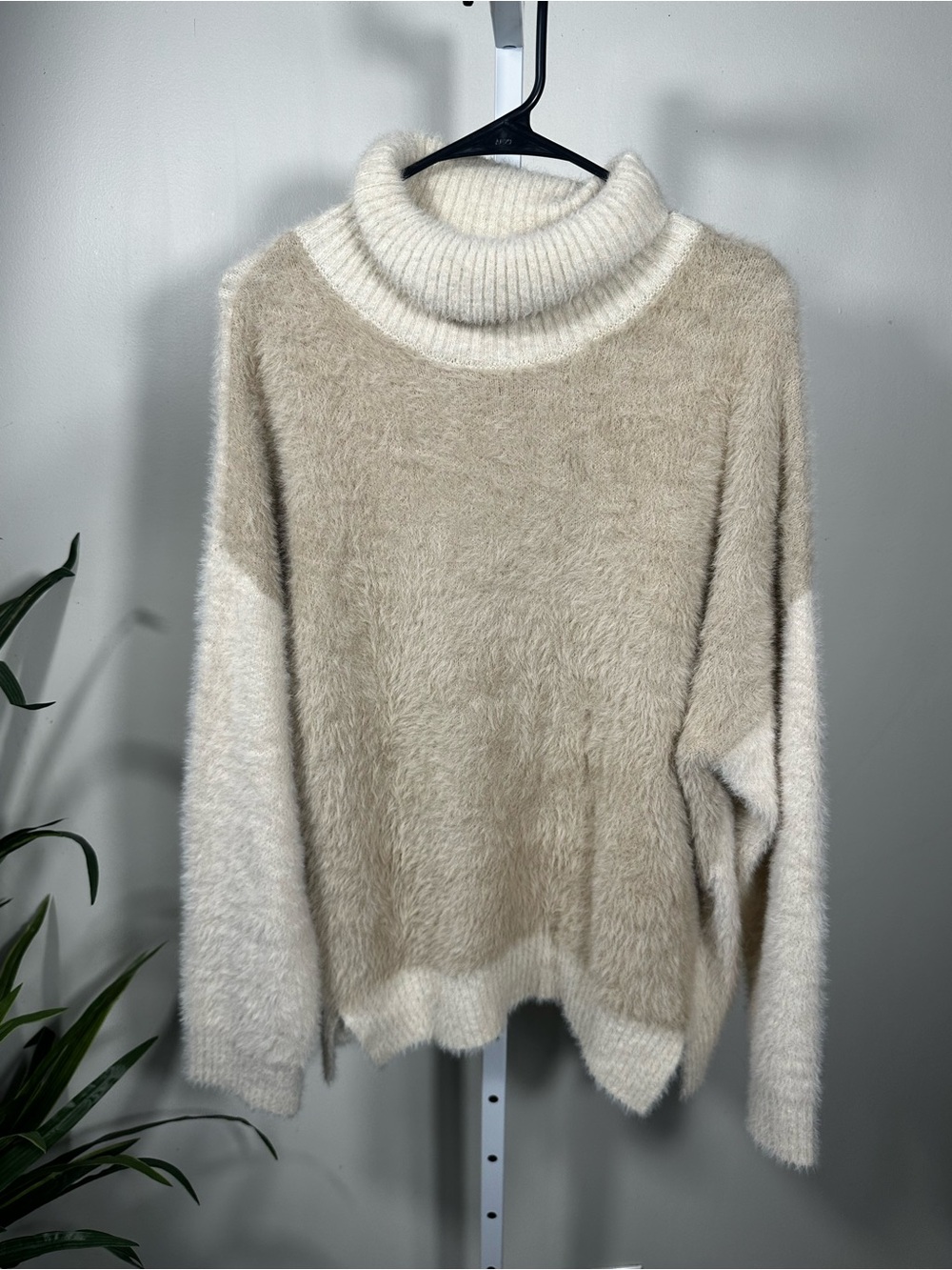 078. Mittoshop Fuzzy Colorblock Cowl Neck Sweater Large Cream Beige Cozy